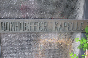 Namens-Schriftzug an der Außenseite der Dietrich-Bonhoeffer-Kapelle