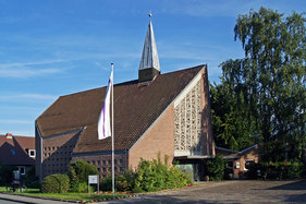 Kapelle über Eck in Abendsonne, links Fahrrad am Schaukasten, in Mitte Kreuz-Hochfahne, rechts Birke mit Schatten