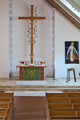 Blick durch den Innenraum auf den Altar der St.-Stephanus-Kirche