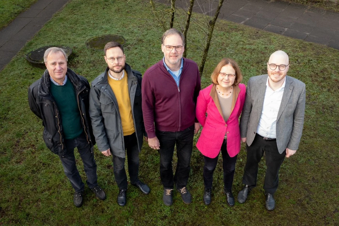 Fünf Menschen schauen in die Kamera