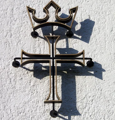 Signet an der Außenwand der St.-Stephanus-Kirche