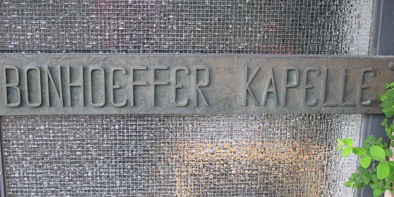 Namens-Schriftzug an der Außenseite der Dietrich-Bonhoeffer-Kapelle