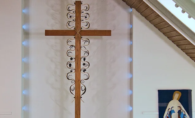 Blick durch den Innenraum auf den Altar der St.-Stephanus-Kirche