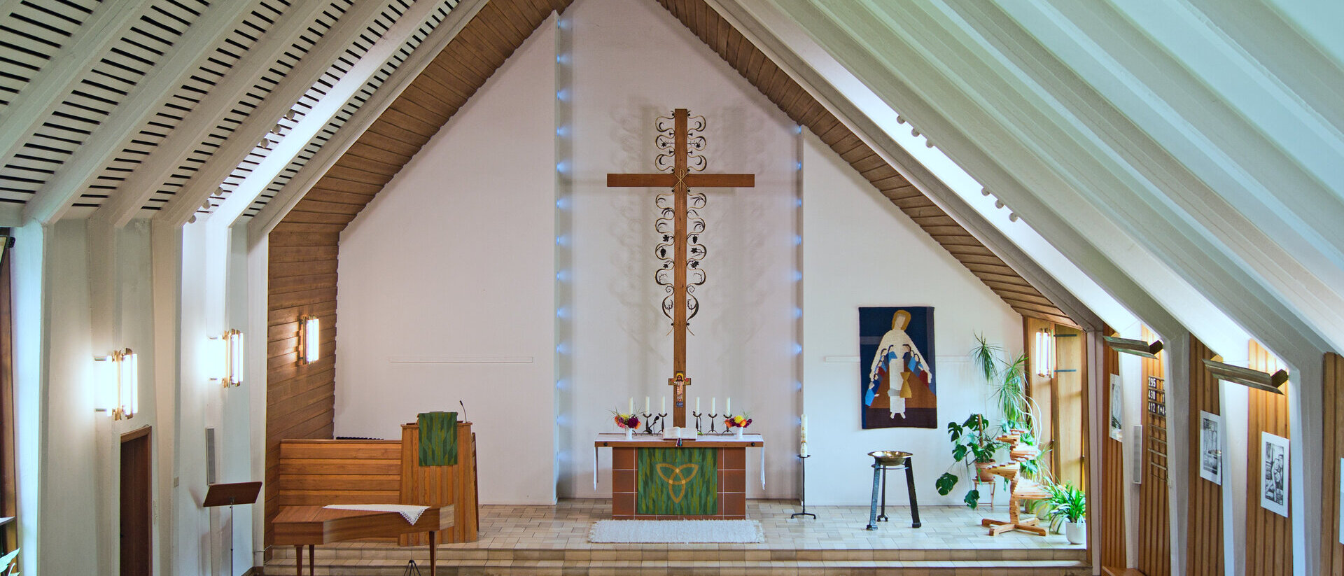 Blick von der Empore in den Innenraum der St.-Stephanus-Kirche